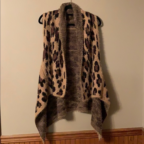 Jackets & Blazers - EUC Fuzzy cheetah vest one size